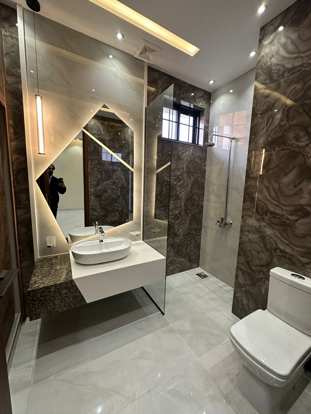 10 Marla Luxury Designer House - Image 24